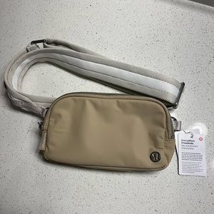 Lululemon Everywhere Crossbody Bag
Trench/White Opal